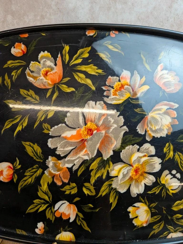 Groot vintage dienblad jaren 60 met bloemendecor op zwarte achtergrond met gouden handgrepen – photo 3